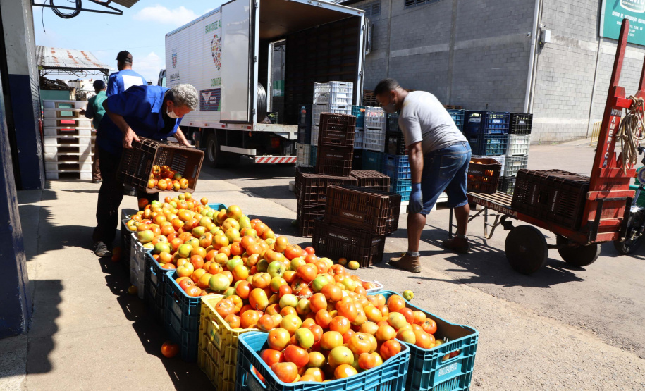 Profissionais de saúde que atuam no enfrentamento à Covid-19 foram surpreendidos com uma ação promovida pela Ceasa Paraná e pelos permissionários da unidade de Curitiba. No momento mais crítico da pandemia no Estado, os atacadistas e produtores se reuniram e arrecadaram 7 mil quilos de frutas para serem entregues em cinco hospitais de Curitiba e da Região Metropolitana e em nove Unidades de Pronto Atendimento (UPAs) da Capital. Foto: Ari Dias/AEN