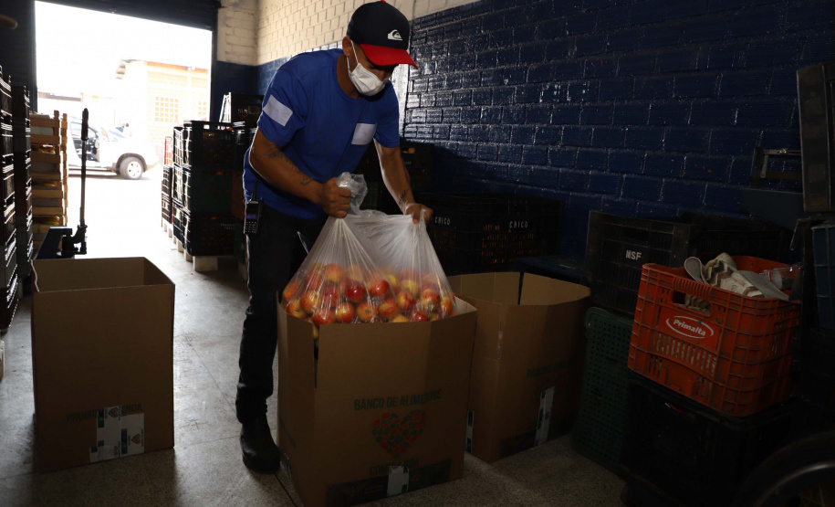 Profissionais de saúde que atuam no enfrentamento à Covid-19 foram surpreendidos com uma ação promovida pela Ceasa Paraná e pelos permissionários da unidade de Curitiba. No momento mais crítico da pandemia no Estado, os atacadistas e produtores se reuniram e arrecadaram 7 mil quilos de frutas para serem entregues em cinco hospitais de Curitiba e da Região Metropolitana e em nove Unidades de Pronto Atendimento (UPAs) da Capital. Foto: Ari Dias/AEN