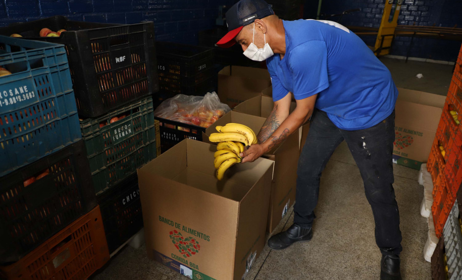 Profissionais de saúde que atuam no enfrentamento à Covid-19 foram surpreendidos com uma ação promovida pela Ceasa Paraná e pelos permissionários da unidade de Curitiba. No momento mais crítico da pandemia no Estado, os atacadistas e produtores se reuniram e arrecadaram 7 mil quilos de frutas para serem entregues em cinco hospitais de Curitiba e da Região Metropolitana e em nove Unidades de Pronto Atendimento (UPAs) da Capital. Foto: Ari Dias/AEN