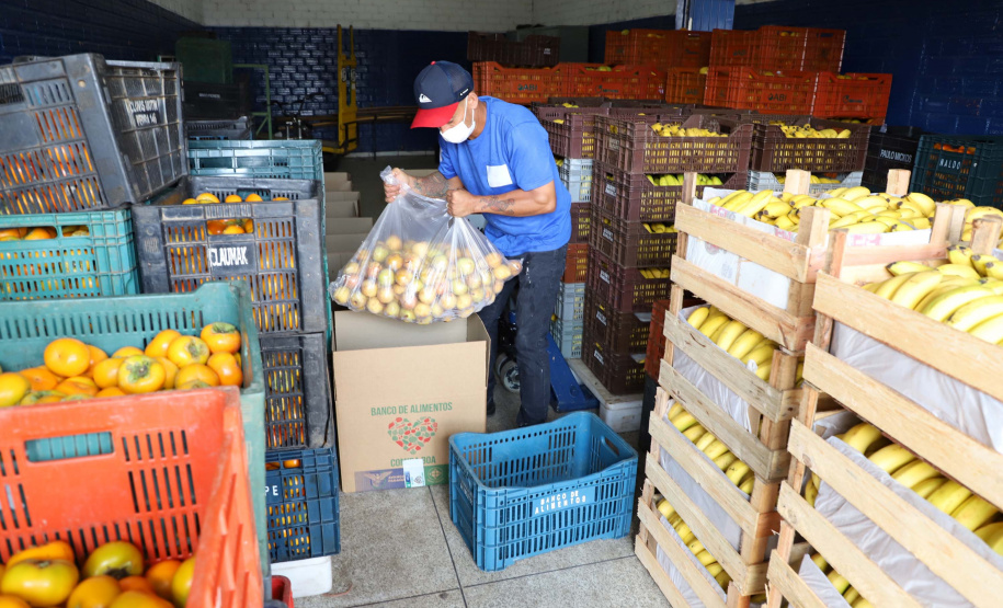 Profissionais de saúde que atuam no enfrentamento à Covid-19 foram surpreendidos com uma ação promovida pela Ceasa Paraná e pelos permissionários da unidade de Curitiba. No momento mais crítico da pandemia no Estado, os atacadistas e produtores se reuniram e arrecadaram 7 mil quilos de frutas para serem entregues em cinco hospitais de Curitiba e da Região Metropolitana e em nove Unidades de Pronto Atendimento (UPAs) da Capital. Foto: Ari Dias/AEN