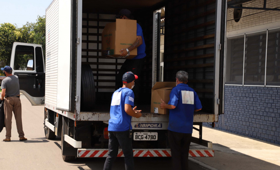 Profissionais de saúde que atuam no enfrentamento à Covid-19 foram surpreendidos com uma ação promovida pela Ceasa Paraná e pelos permissionários da unidade de Curitiba. No momento mais crítico da pandemia no Estado, os atacadistas e produtores se reuniram e arrecadaram 7 mil quilos de frutas para serem entregues em cinco hospitais de Curitiba e da Região Metropolitana e em nove Unidades de Pronto Atendimento (UPAs) da Capital. Foto: Ari Dias/AEN