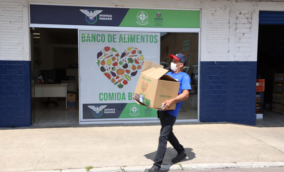 Profissionais de saúde que atuam no enfrentamento à Covid-19 foram surpreendidos com uma ação promovida pela Ceasa Paraná e pelos permissionários da unidade de Curitiba. No momento mais crítico da pandemia no Estado, os atacadistas e produtores se reuniram e arrecadaram 7 mil quilos de frutas para serem entregues em cinco hospitais de Curitiba e da Região Metropolitana e em nove Unidades de Pronto Atendimento (UPAs) da Capital. Foto: Ari Dias/AEN
