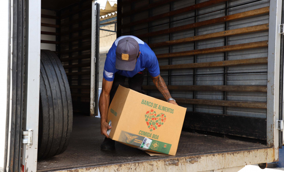 Profissionais de saúde que atuam no enfrentamento à Covid-19 foram surpreendidos com uma ação promovida pela Ceasa Paraná e pelos permissionários da unidade de Curitiba. No momento mais crítico da pandemia no Estado, os atacadistas e produtores se reuniram e arrecadaram 7 mil quilos de frutas para serem entregues em cinco hospitais de Curitiba e da Região Metropolitana e em nove Unidades de Pronto Atendimento (UPAs) da Capital. Foto: Ari Dias/AEN