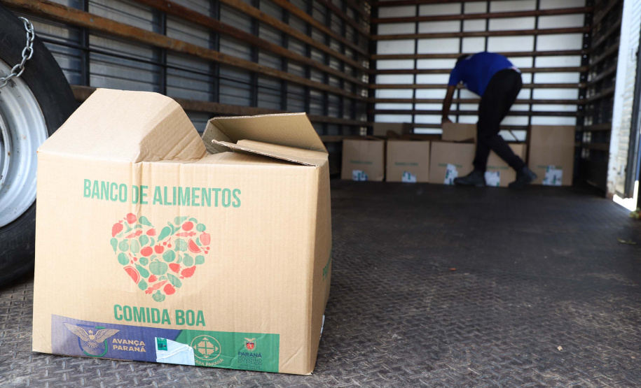Profissionais de saúde que atuam no enfrentamento à Covid-19 foram surpreendidos com uma ação promovida pela Ceasa Paraná e pelos permissionários da unidade de Curitiba. No momento mais crítico da pandemia no Estado, os atacadistas e produtores se reuniram e arrecadaram 7 mil quilos de frutas para serem entregues em cinco hospitais de Curitiba e da Região Metropolitana e em nove Unidades de Pronto Atendimento (UPAs) da Capital. Foto: Ari Dias/AEN