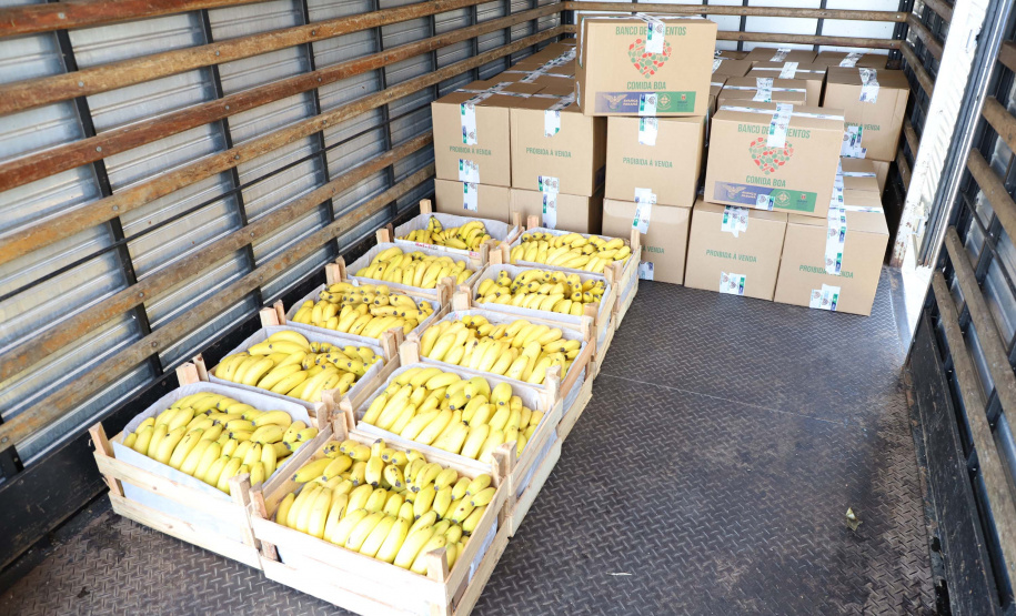 Profissionais de saúde que atuam no enfrentamento à Covid-19 foram surpreendidos com uma ação promovida pela Ceasa Paraná e pelos permissionários da unidade de Curitiba. No momento mais crítico da pandemia no Estado, os atacadistas e produtores se reuniram e arrecadaram 7 mil quilos de frutas para serem entregues em cinco hospitais de Curitiba e da Região Metropolitana e em nove Unidades de Pronto Atendimento (UPAs) da Capital. Foto: Ari Dias/AEN