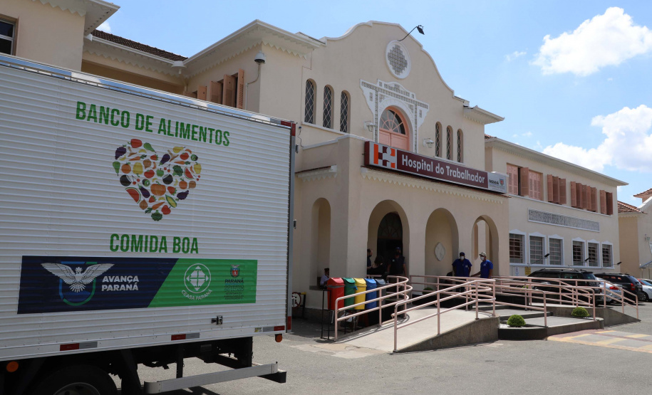 Profissionais de saúde que atuam no enfrentamento à Covid-19 foram surpreendidos com uma ação promovida pela Ceasa Paraná e pelos permissionários da unidade de Curitiba. No momento mais crítico da pandemia no Estado, os atacadistas e produtores se reuniram e arrecadaram 7 mil quilos de frutas para serem entregues em cinco hospitais de Curitiba e da Região Metropolitana e em nove Unidades de Pronto Atendimento (UPAs) da Capital. Foto: Ari Dias/AEN