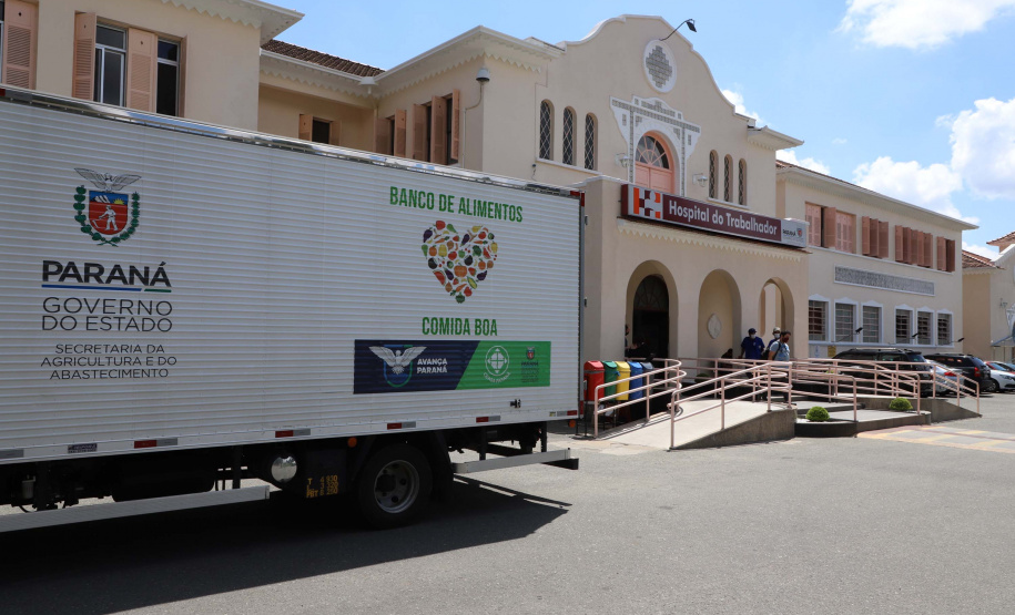 Profissionais de saúde que atuam no enfrentamento à Covid-19 foram surpreendidos com uma ação promovida pela Ceasa Paraná e pelos permissionários da unidade de Curitiba. No momento mais crítico da pandemia no Estado, os atacadistas e produtores se reuniram e arrecadaram 7 mil quilos de frutas para serem entregues em cinco hospitais de Curitiba e da Região Metropolitana e em nove Unidades de Pronto Atendimento (UPAs) da Capital. Foto: Ari Dias/AEN