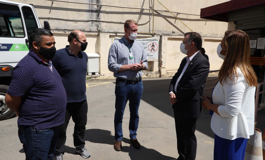 Profissionais de saúde que atuam no enfrentamento à Covid-19 foram surpreendidos com uma ação promovida pela Ceasa Paraná e pelos permissionários da unidade de Curitiba. No momento mais crítico da pandemia no Estado, os atacadistas e produtores se reuniram e arrecadaram 7 mil quilos de frutas para serem entregues em cinco hospitais de Curitiba e da Região Metropolitana e em nove Unidades de Pronto Atendimento (UPAs) da Capital. Foto: Ari Dias/AEN