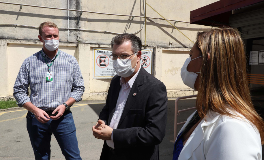Profissionais de saúde que atuam no enfrentamento à Covid-19 foram surpreendidos com uma ação promovida pela Ceasa Paraná e pelos permissionários da unidade de Curitiba. No momento mais crítico da pandemia no Estado, os atacadistas e produtores se reuniram e arrecadaram 7 mil quilos de frutas para serem entregues em cinco hospitais de Curitiba e da Região Metropolitana e em nove Unidades de Pronto Atendimento (UPAs) da Capital. Foto: Ari Dias/AEN