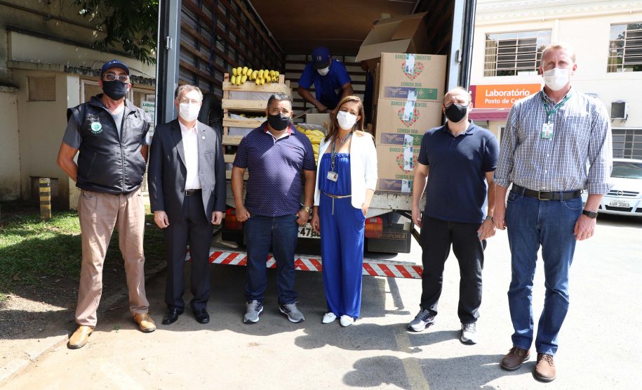 Profissionais de saúde que atuam no enfrentamento à Covid-19 foram surpreendidos com uma ação promovida pela Ceasa Paraná e pelos permissionários da unidade de Curitiba. No momento mais crítico da pandemia no Estado, os atacadistas e produtores se reuniram e arrecadaram 7 mil quilos de frutas para serem entregues em cinco hospitais de Curitiba e da Região Metropolitana e em nove Unidades de Pronto Atendimento (UPAs) da Capital. Foto: Ari Dias/AEN