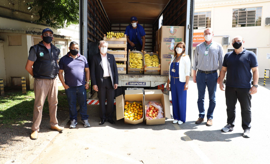 Profissionais de saúde que atuam no enfrentamento à Covid-19 foram surpreendidos com uma ação promovida pela Ceasa Paraná e pelos permissionários da unidade de Curitiba. No momento mais crítico da pandemia no Estado, os atacadistas e produtores se reuniram e arrecadaram 7 mil quilos de frutas para serem entregues em cinco hospitais de Curitiba e da Região Metropolitana e em nove Unidades de Pronto Atendimento (UPAs) da Capital. Foto: Ari Dias/AEN