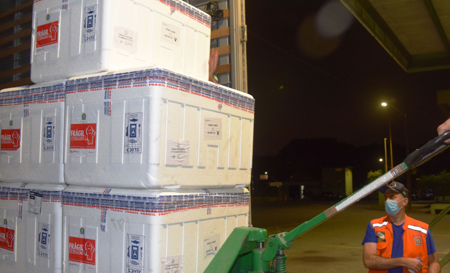 O Governo do Estado começa a distribuição da uma nova remessa de vacinas contra o coronavírus nesta quinta-feira (18). - Foto: Américo Antonio/SESA