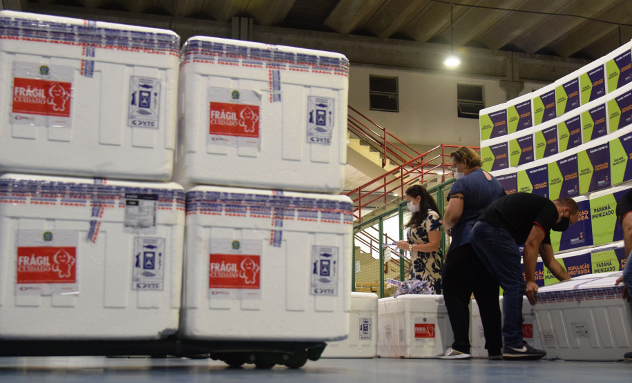 O Governo do Estado começa a distribuição da uma nova remessa de vacinas contra o coronavírus nesta quinta-feira (18). - Foto: Américo Antonio/SESA