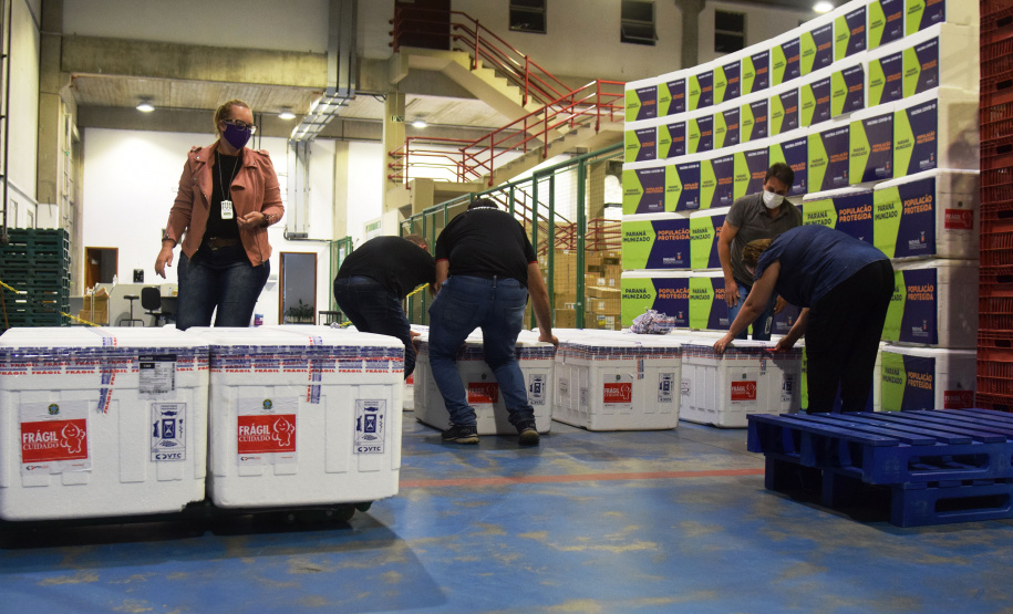 O Governo do Estado começa a distribuição da uma nova remessa de vacinas contra o coronavírus nesta quinta-feira (18). - Foto: Américo Antonio/SESA