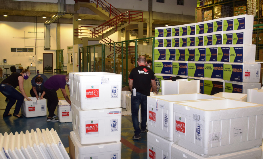 O Governo do Estado começa a distribuição da uma nova remessa de vacinas contra o coronavírus nesta quinta-feira (18). - Foto: Américo Antonio/SESA