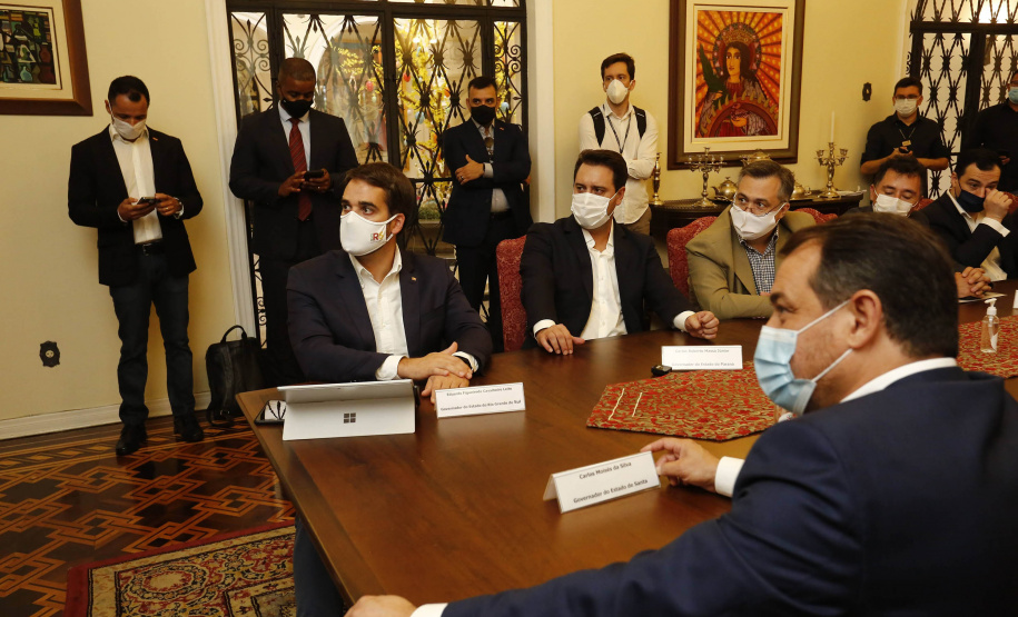 Paraná, Santa Catarina e Rio Grande do Sul se uniram em busca de saídas conjuntas para conter a expansão da crise sanitária decorrente da pandemia da Covid-19. 
O anúncio foi feito pelos governadores Carlos Massa Ratinho Junior (Paraná), Carlos Moisés (Santa Catarina) e Eduardo Leite (Rio Grande do Sul), além dos respectivos secretários de Saúde de cada estado.  Foto: Jonathan Campos/AEN