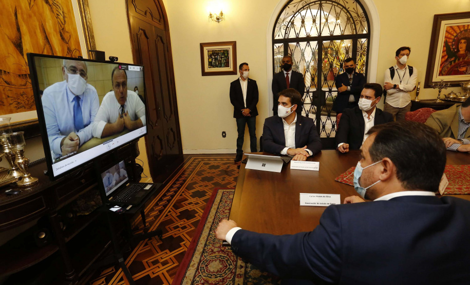 Paraná, Santa Catarina e Rio Grande do Sul se uniram em busca de saídas conjuntas para conter a expansão da crise sanitária decorrente da pandemia da Covid-19. 
O anúncio foi feito pelos governadores Carlos Massa Ratinho Junior (Paraná), Carlos Moisés (Santa Catarina) e Eduardo Leite (Rio Grande do Sul), além dos respectivos secretários de Saúde de cada estado.  Foto: Jonathan Campos/AEN