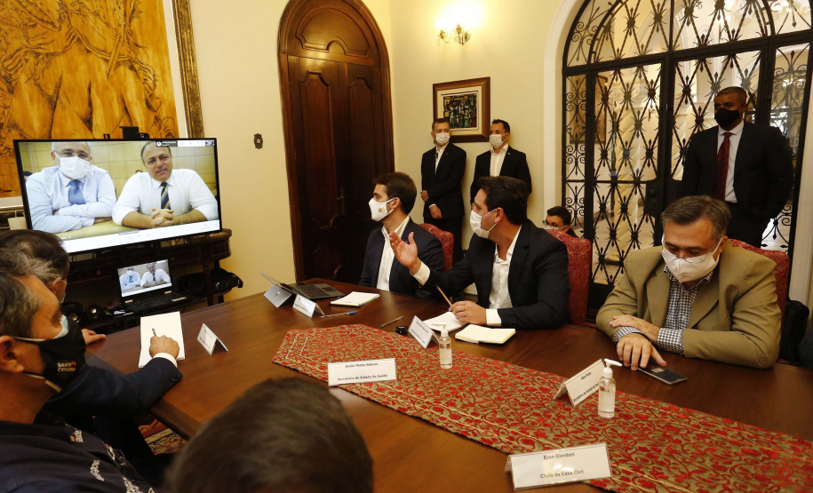 Paraná, Santa Catarina e Rio Grande do Sul se uniram em busca de saídas conjuntas para conter a expansão da crise sanitária decorrente da pandemia da Covid-19. 
O anúncio foi feito pelos governadores Carlos Massa Ratinho Junior (Paraná), Carlos Moisés (Santa Catarina) e Eduardo Leite (Rio Grande do Sul), além dos respectivos secretários de Saúde de cada estado.  Foto: Jonathan Campos/AEN