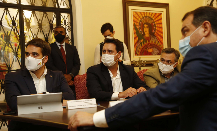 Paraná, Santa Catarina e Rio Grande do Sul se uniram em busca de saídas conjuntas para conter a expansão da crise sanitária decorrente da pandemia da Covid-19. 
O anúncio foi feito pelos governadores Carlos Massa Ratinho Junior (Paraná), Carlos Moisés (Santa Catarina) e Eduardo Leite (Rio Grande do Sul), além dos respectivos secretários de Saúde de cada estado.  Foto: Jonathan Campos/AEN