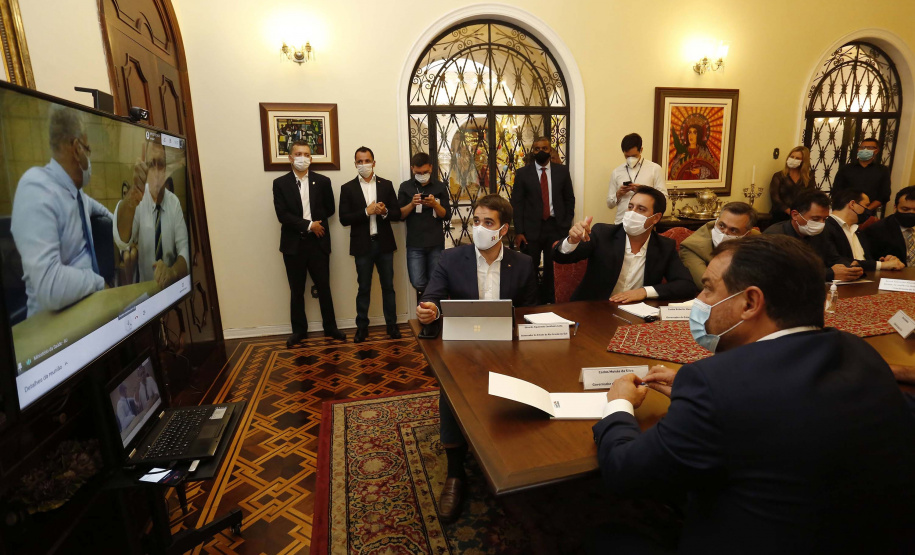 Paraná, Santa Catarina e Rio Grande do Sul se uniram em busca de saídas conjuntas para conter a expansão da crise sanitária decorrente da pandemia da Covid-19. 
O anúncio foi feito pelos governadores Carlos Massa Ratinho Junior (Paraná), Carlos Moisés (Santa Catarina) e Eduardo Leite (Rio Grande do Sul), além dos respectivos secretários de Saúde de cada estado.  Foto: Jonathan Campos/AEN