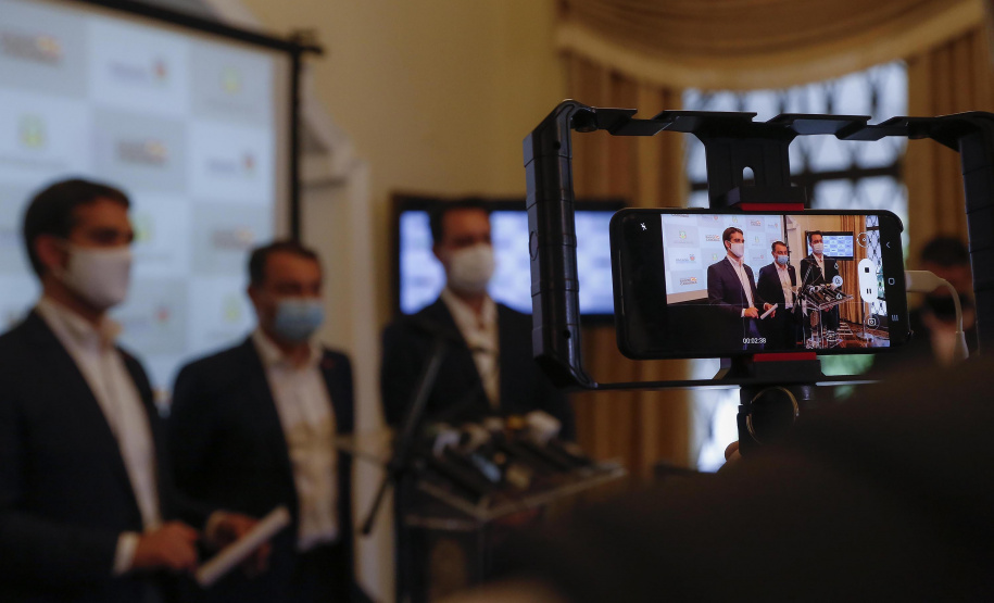 Paraná, Santa Catarina e Rio Grande do Sul se uniram em busca de saídas conjuntas para conter a expansão da crise sanitária decorrente da pandemia da Covid-19. 
O anúncio foi feito pelos governadores Carlos Massa Ratinho Junior (Paraná), Carlos Moisés (Santa Catarina) e Eduardo Leite (Rio Grande do Sul), além dos respectivos secretários de Saúde de cada estado.  Foto: Jonathan Campos/AEN