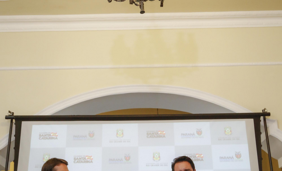 Paraná, Santa Catarina e Rio Grande do Sul se uniram em busca de saídas conjuntas para conter a expansão da crise sanitária decorrente da pandemia da Covid-19. 
O anúncio foi feito pelos governadores Carlos Massa Ratinho Junior (Paraná), Carlos Moisés (Santa Catarina) e Eduardo Leite (Rio Grande do Sul), além dos respectivos secretários de Saúde de cada estado.  Foto: Jonathan Campos/AEN