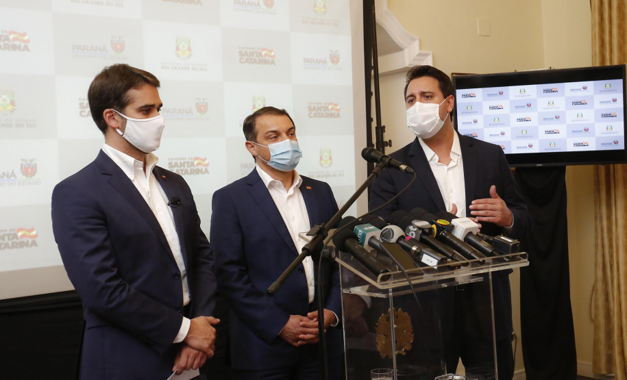 Paraná, Santa Catarina e Rio Grande do Sul se uniram em busca de saídas conjuntas para conter a expansão da crise sanitária decorrente da pandemia da Covid-19. 
O anúncio foi feito pelos governadores Carlos Massa Ratinho Junior (Paraná), Carlos Moisés (Santa Catarina) e Eduardo Leite (Rio Grande do Sul), além dos respectivos secretários de Saúde de cada estado.  Foto: Jonathan Campos/AEN