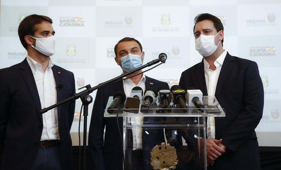 Paraná, Santa Catarina e Rio Grande do Sul se uniram em busca de saídas conjuntas para conter a expansão da crise sanitária decorrente da pandemia da Covid-19. O anúncio foi feito pelos governadores Carlos Massa Ratinho Junior (Paraná), Carlos Moisés (Santa Catarina) e Eduardo Leite (Rio Grande do Sul), além dos respectivos secretários de Saúde de cada estado. Foto: Jonathan Campos/AEN