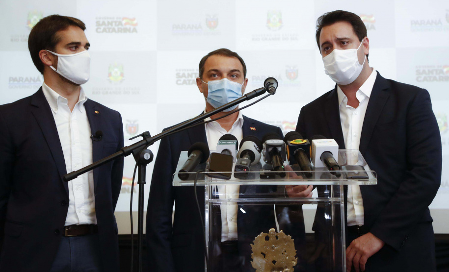Paraná, Santa Catarina e Rio Grande do Sul se uniram em busca de saídas conjuntas para conter a expansão da crise sanitária decorrente da pandemia da Covid-19. O anúncio foi feito pelos governadores Carlos Massa Ratinho Junior (Paraná), Carlos Moisés (Santa Catarina) e Eduardo Leite (Rio Grande do Sul), além dos respectivos secretários de Saúde de cada estado. Foto: Jonathan Campos/AEN