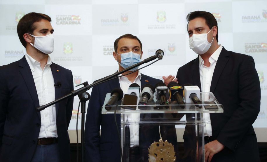 Paraná, Santa Catarina e Rio Grande do Sul se uniram em busca de saídas conjuntas para conter a expansão da crise sanitária decorrente da pandemia da Covid-19. O anúncio foi feito pelos governadores Carlos Massa Ratinho Junior (Paraná), Carlos Moisés (Santa Catarina) e Eduardo Leite (Rio Grande do Sul), além dos respectivos secretários de Saúde de cada estado. Foto: Jonathan Campos/AEN