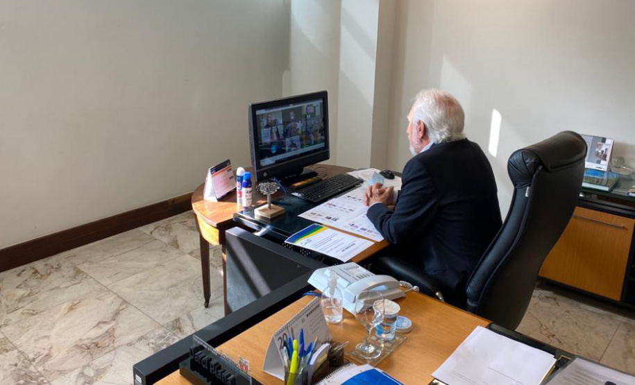 Vice-governador,  Darci Piana, durante reunião com representantes de 12 estados e do Distrito Federal.