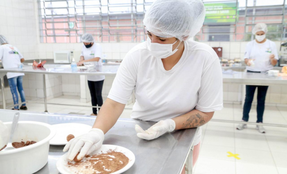 O Governo do Paraná lançou neste mês o projeto Páscoa Solidária. Idealizado pela primeira-dama do Estado e presidente do Conselho de Ação Solidária, Luciana Saito Massa, o programa atua em duas vertentes. Um dos objetivos é gerar renda para as famílias mais carentes por meio de cursos de culinária. Foto: Valdelino Pontes