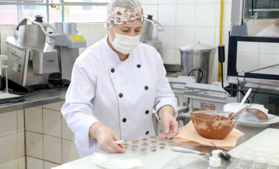 O Governo do Paraná lançou neste mês o projeto Páscoa Solidária. Idealizado pela primeira-dama do Estado e presidente do Conselho de Ação Solidária, Luciana Saito Massa, o programa atua em duas vertentes. Um dos objetivos é gerar renda para as famílias mais carentes por meio de cursos de culinária. Foto: Valdelino Pontes