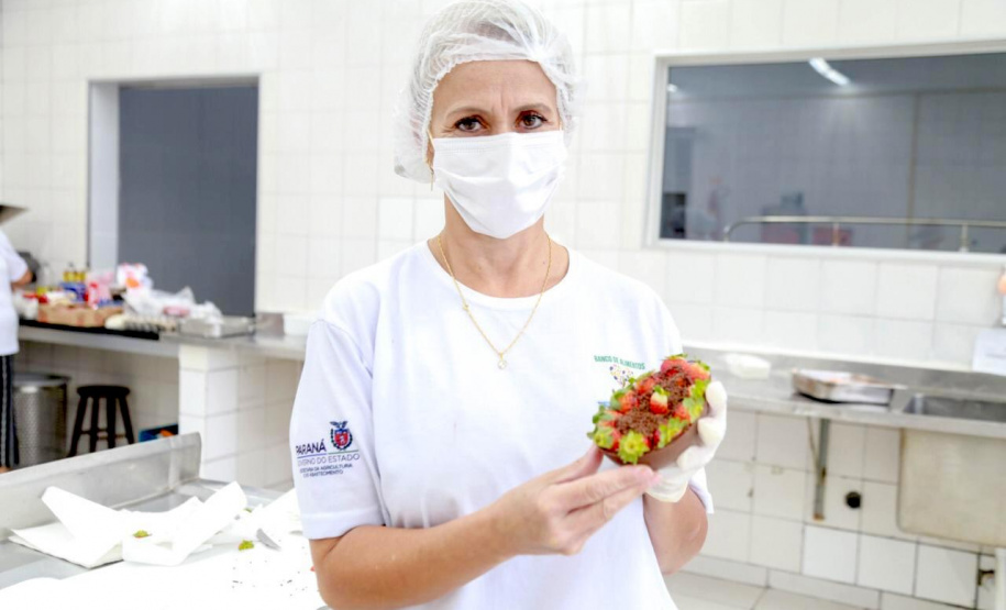 O Governo do Paraná lançou neste mês o projeto Páscoa Solidária. Idealizado pela primeira-dama do Estado e presidente do Conselho de Ação Solidária, Luciana Saito Massa, o programa atua em duas vertentes. Um dos objetivos é gerar renda para as famílias mais carentes por meio de cursos de culinária. Foto: Valdelino Pontes