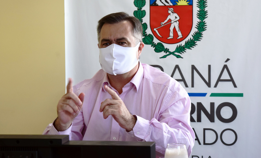 A Escola de Saúde Pública do Paraná (ESPP) formou hoje (18) a 9ª turma de alunos do curso de Especialização em Gestão do SUS. 20 profissionais que já atuam em serviços públicos na região de Ponta Grossa, concluíram o curso. Na foto, o secretário da Saúde do Paraná, Beto Preto.  -  Foto: Américo Antonio/SESA