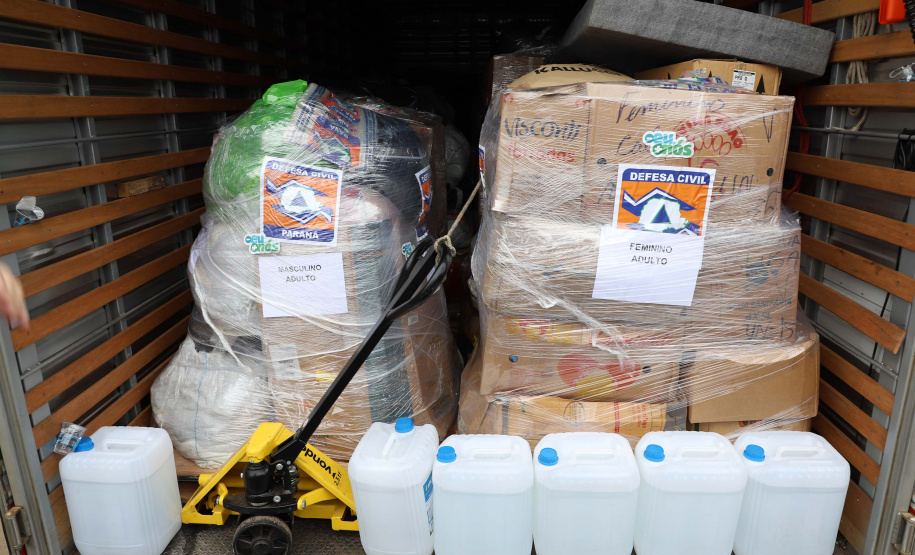 O Governo do Estado enviou, nesta sexta-feira (19), 48 mil peças de roupas doadas por paranaenses para a população do Acre, atingida por fortes enchentes no mês passado. As doações foram realizadas nas sedes do Corpo de Bombeiros do Estado a partir de uma ação conjunta do Poder Público e da sociedade civil. Foto:Ari Dias/AEN