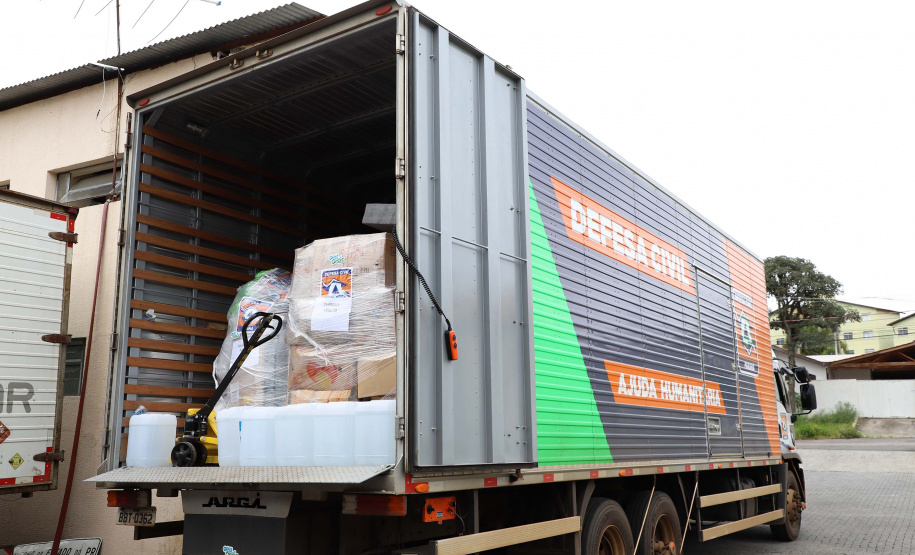 O Governo do Estado enviou, nesta sexta-feira (19), 48 mil peças de roupas doadas por paranaenses para a população do Acre, atingida por fortes enchentes no mês passado. As doações foram realizadas nas sedes do Corpo de Bombeiros do Estado a partir de uma ação conjunta do Poder Público e da sociedade civil. Foto:Ari Dias/AEN