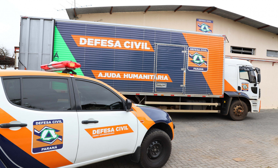 O Governo do Estado enviou, nesta sexta-feira (19), 48 mil peças de roupas doadas por paranaenses para a população do Acre, atingida por fortes enchentes no mês passado. As doações foram realizadas nas sedes do Corpo de Bombeiros do Estado a partir de uma ação conjunta do Poder Público e da sociedade civil. Foto:Ari Dias/AEN