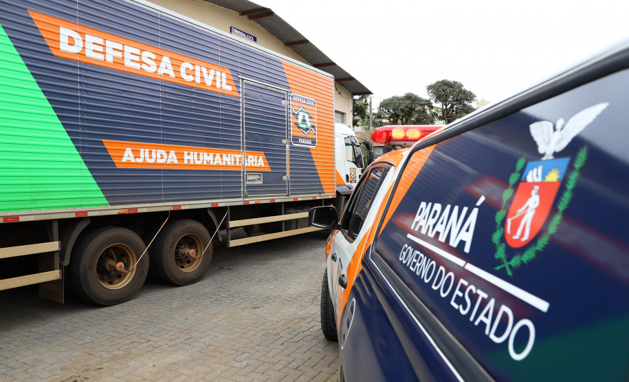 O Governo do Estado enviou, nesta sexta-feira (19), 48 mil peças de roupas doadas por paranaenses para a população do Acre, atingida por fortes enchentes no mês passado. As doações foram realizadas nas sedes do Corpo de Bombeiros do Estado a partir de uma ação conjunta do Poder Público e da sociedade civil. Foto:Ari Dias/AEN