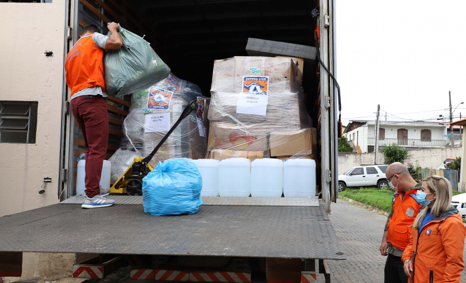 O Governo do Estado enviou, nesta sexta-feira (19), 48 mil peças de roupas doadas por paranaenses para a população do Acre, atingida por fortes enchentes no mês passado. As doações foram realizadas nas sedes do Corpo de Bombeiros do Estado a partir de uma ação conjunta do Poder Público e da sociedade civil. Foto:Ari Dias/AEN