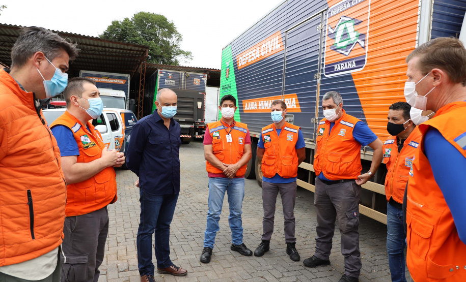 O Governo do Estado enviou, nesta sexta-feira (19), 48 mil peças de roupas doadas por paranaenses para a população do Acre, atingida por fortes enchentes no mês passado. As doações foram realizadas nas sedes do Corpo de Bombeiros do Estado a partir de uma ação conjunta do Poder Público e da sociedade civil. Foto:Ari Dias/AEN