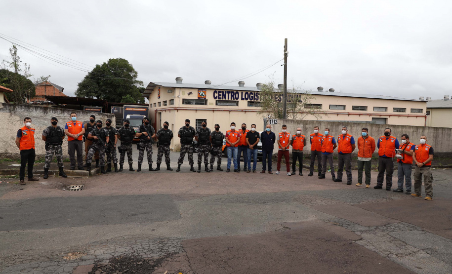 O Governo do Estado enviou, nesta sexta-feira (19), 48 mil peças de roupas doadas por paranaenses para a população do Acre, atingida por fortes enchentes no mês passado. As doações foram realizadas nas sedes do Corpo de Bombeiros do Estado a partir de uma ação conjunta do Poder Público e da sociedade civil. Foto:Ari Dias/AEN