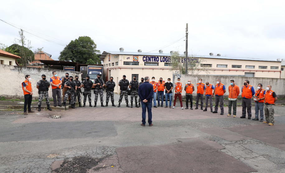 O Governo do Estado enviou, nesta sexta-feira (19), 48 mil peças de roupas doadas por paranaenses para a população do Acre, atingida por fortes enchentes no mês passado. As doações foram realizadas nas sedes do Corpo de Bombeiros do Estado a partir de uma ação conjunta do Poder Público e da sociedade civil. Foto:Ari Dias/AEN