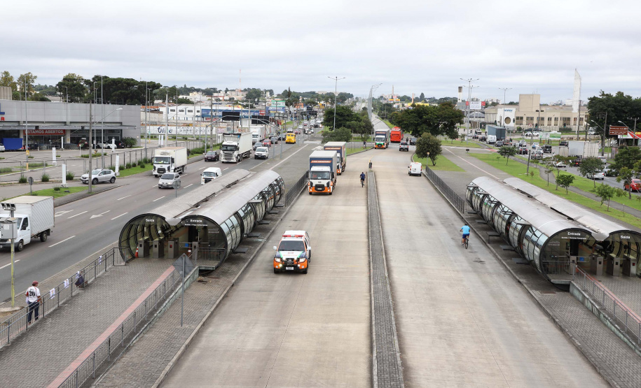O Governo do Estado enviou, nesta sexta-feira (19), 48 mil peças de roupas doadas por paranaenses para a população do Acre, atingida por fortes enchentes no mês passado. As doações foram realizadas nas sedes do Corpo de Bombeiros do Estado a partir de uma ação conjunta do Poder Público e da sociedade civil. Foto:Ari Dias/AEN