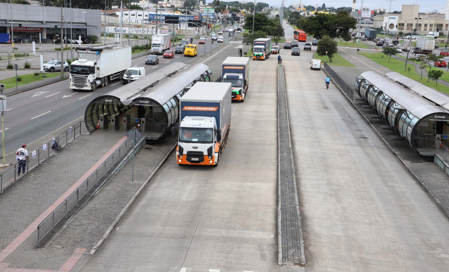 O Governo do Estado enviou, nesta sexta-feira (19), 48 mil peças de roupas doadas por paranaenses para a população do Acre, atingida por fortes enchentes no mês passado. As doações foram realizadas nas sedes do Corpo de Bombeiros do Estado a partir de uma ação conjunta do Poder Público e da sociedade civil. Foto:Ari Dias/AEN