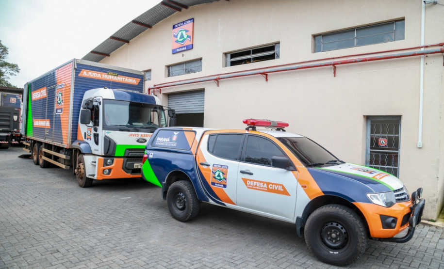 O Governo do Estado enviou 48 mil peças de roupas doadas por paranaenses para a população do Acre, atingida por fortes enchentes no mês passado. As doações foram feitas nas sedes do Corpo de Bombeiros a partir de uma ação conjunta do Poder Público e da sociedade civil. O envio foi nesta sexta-feira (19). Foto: Valdelino Pontes