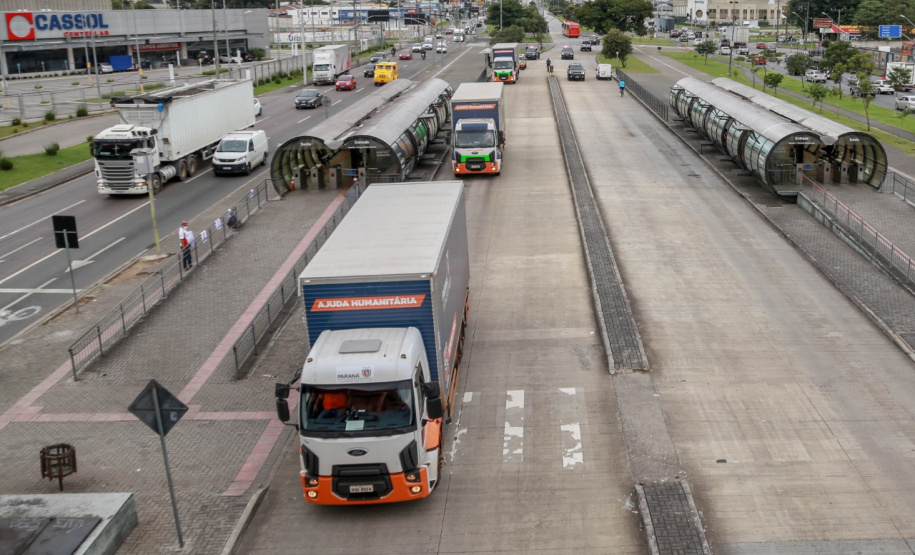 O Governo do Estado enviou 48 mil peças de roupas doadas por paranaenses para a população do Acre, atingida por fortes enchentes no mês passado. As doações foram feitas nas sedes do Corpo de Bombeiros a partir de uma ação conjunta do Poder Público e da sociedade civil. O envio foi nesta sexta-feira (19). Foto: Valdelino Pontes