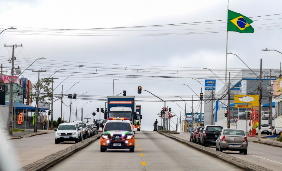O Governo do Estado enviou 48 mil peças de roupas doadas por paranaenses para a população do Acre, atingida por fortes enchentes no mês passado. As doações foram feitas nas sedes do Corpo de Bombeiros a partir de uma ação conjunta do Poder Público e da sociedade civil. O envio foi nesta sexta-feira (19). Foto: Valdelino Pontes