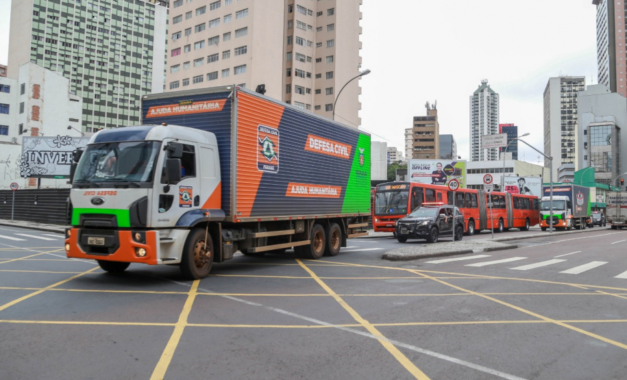 O Governo do Estado enviou 48 mil peças de roupas doadas por paranaenses para a população do Acre, atingida por fortes enchentes no mês passado. As doações foram feitas nas sedes do Corpo de Bombeiros a partir de uma ação conjunta do Poder Público e da sociedade civil. O envio foi nesta sexta-feira (19). Foto: Valdelino Pontes