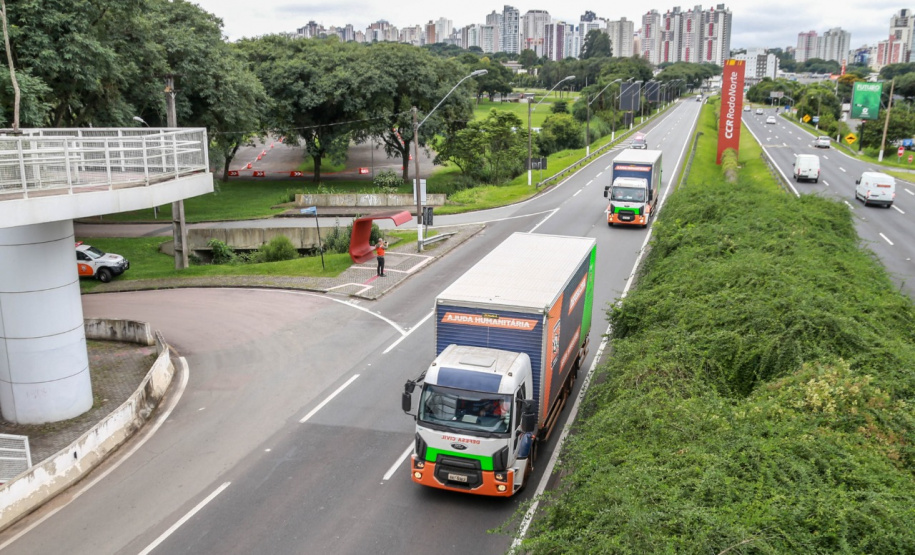 O Governo do Estado enviou 48 mil peças de roupas doadas por paranaenses para a população do Acre, atingida por fortes enchentes no mês passado. As doações foram feitas nas sedes do Corpo de Bombeiros a partir de uma ação conjunta do Poder Público e da sociedade civil. O envio foi nesta sexta-feira (19). Foto: Valdelino Pontes